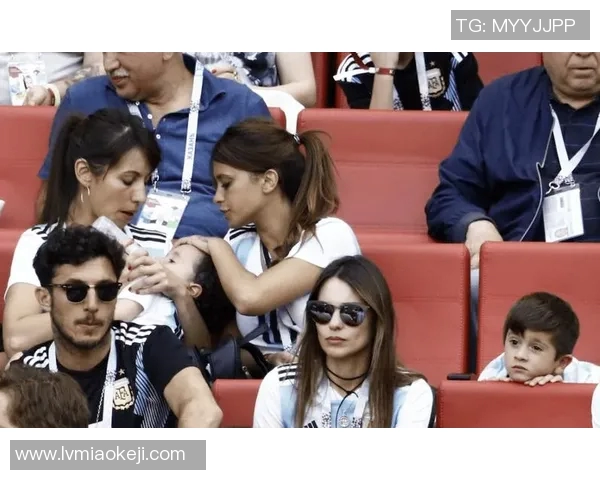 足球明星与女球迷亲密合影展现友谊与热情的精彩瞬间 足球明星与女球迷亲密合影展现友谊与热情的精彩瞬间