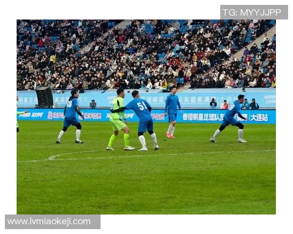 足球明星在街头的真实瞬间与路人互动的精彩图片合集 足球明星在街头的真实瞬间与路人互动的精彩图片合集